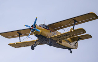 Antonov AN-2 + Parašutisté